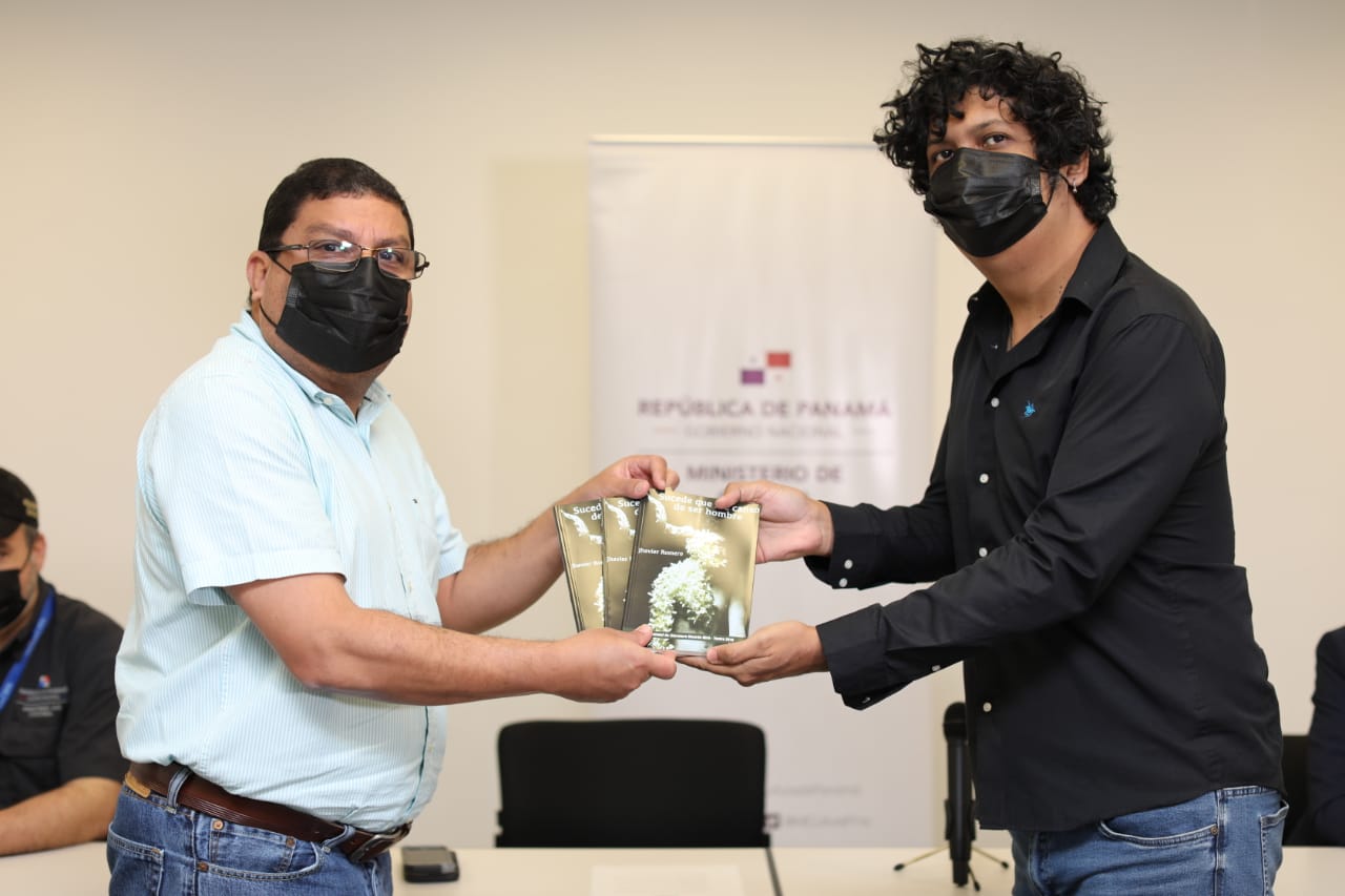 Ganadores del Ricardo Miró 2019 reciben la primera edición de sus obras