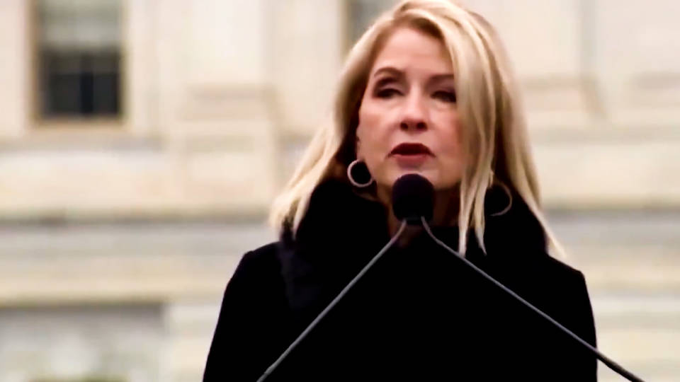 Condenan a la representante republicana Mary Miller por elogiar a Hitler