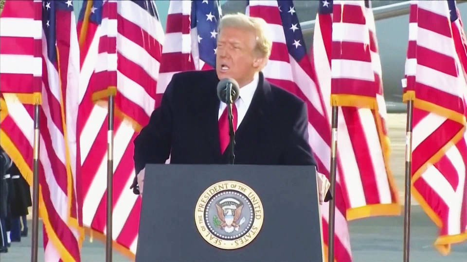 Donald Trump deja la presidencia,  pero amenaza que “volverá”