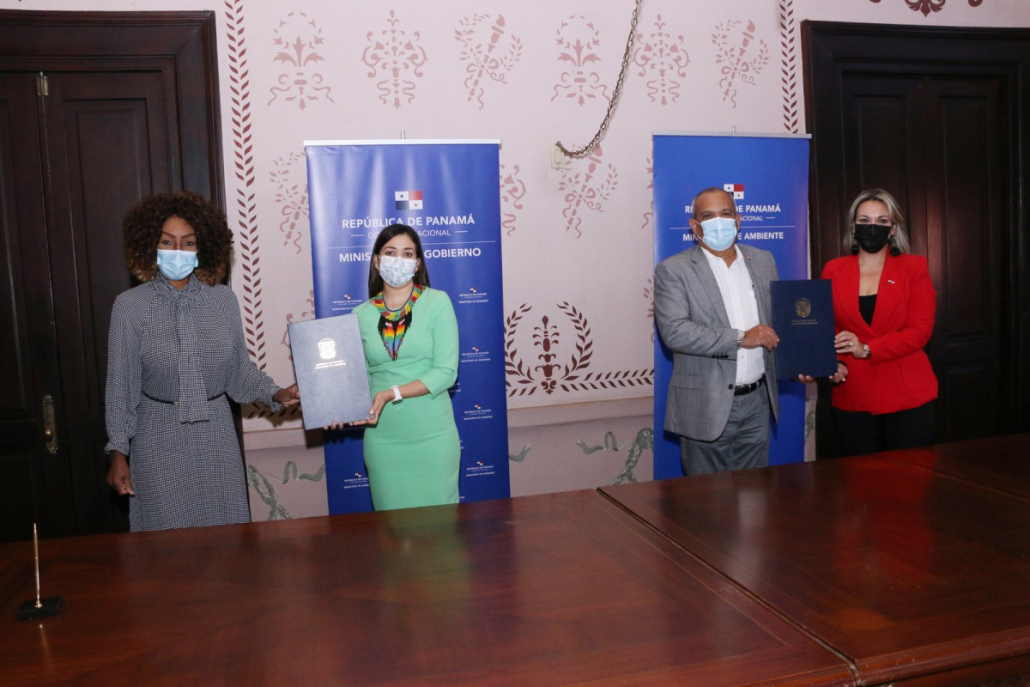 Ministra de Gobierno logra acuerdo de educación ambiental