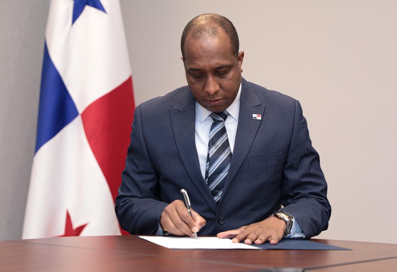 Javier Caraballo toma posesión como Procurador General, investigará casos de albergues