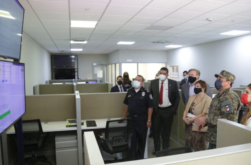  Autoridades y diplomáticos de EE.UU. visitan el Centro de Operación Nacional (CON)