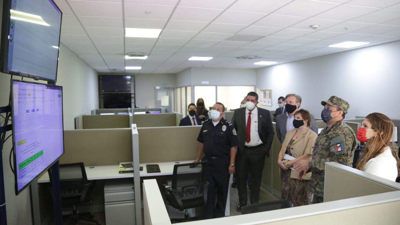 Autoridades y diplomáticos de EE.UU. visitan el Centro de Operación Nacional (CON)