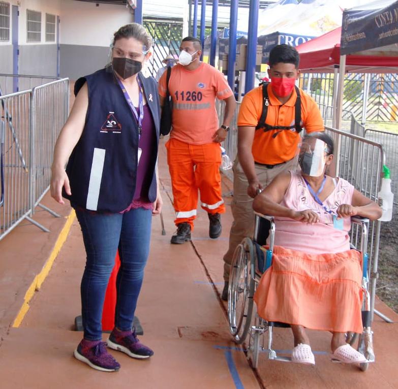 Adultos mayores en Casas Hogares recibieron la vacuna contra la COVID-19