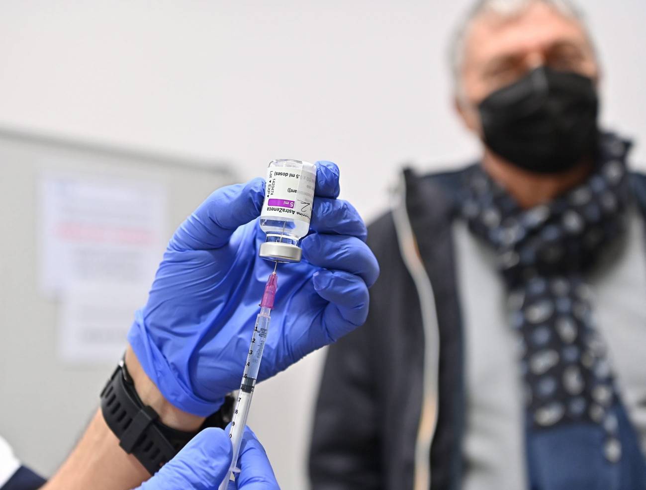 Estudios demuestran que la vacuna AstraZeneca es eficaz