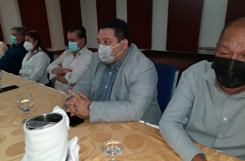  Empresarios en Veraguas en sesión permanente, esperan al Ministro de Salud