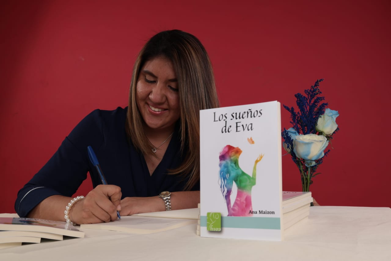 Joven escritora marca su historia