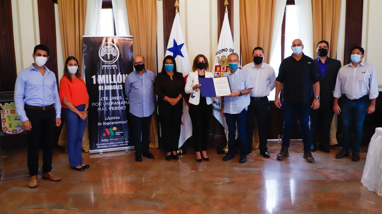Moviendo vidas y la Alcaldía de Panamá formalizan proyecto de reforestación