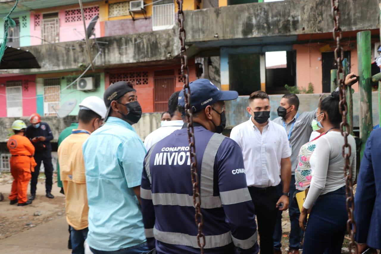 Colapsa balcón de un edificio en Calidonia, Miviot evalúa soluciones para la familia