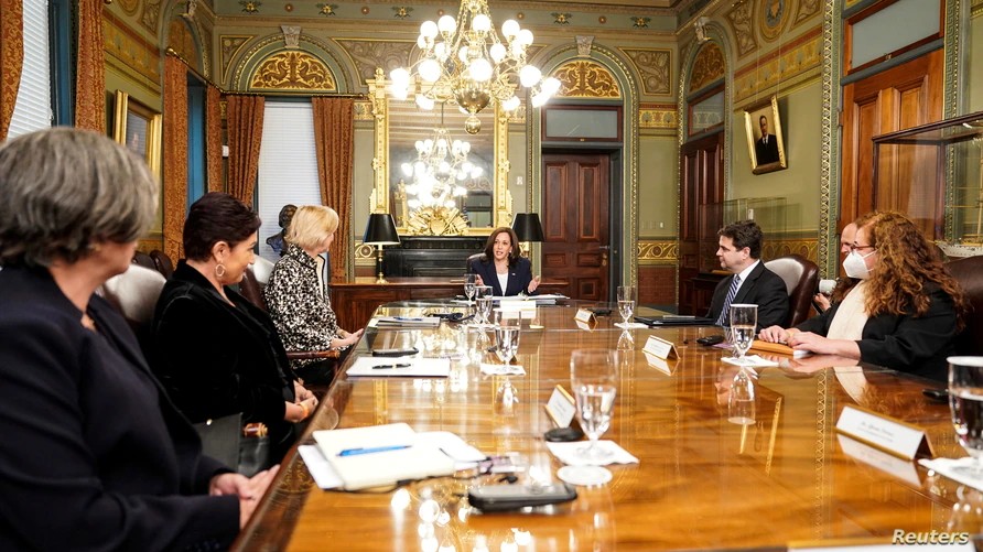 La vicepresidenta Harris conversa con líderes de Guatemala sobre "justicia"