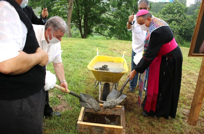  Colocan primera piedra para la construcción de la Capelinha de la Virgen de Fátima