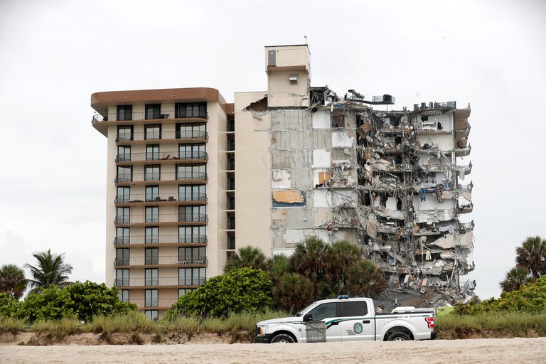  Se derrumba edificio en Miami-Dade, un muerto y 99 desaparecidos