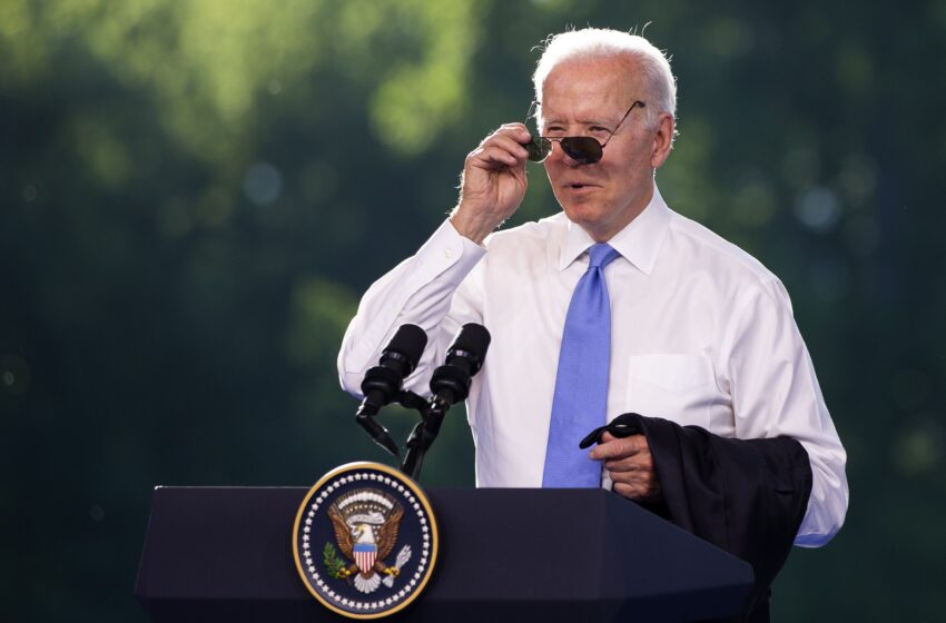  Presidente Joe Biden nervioso y reflexivo al tomar el Air Force One