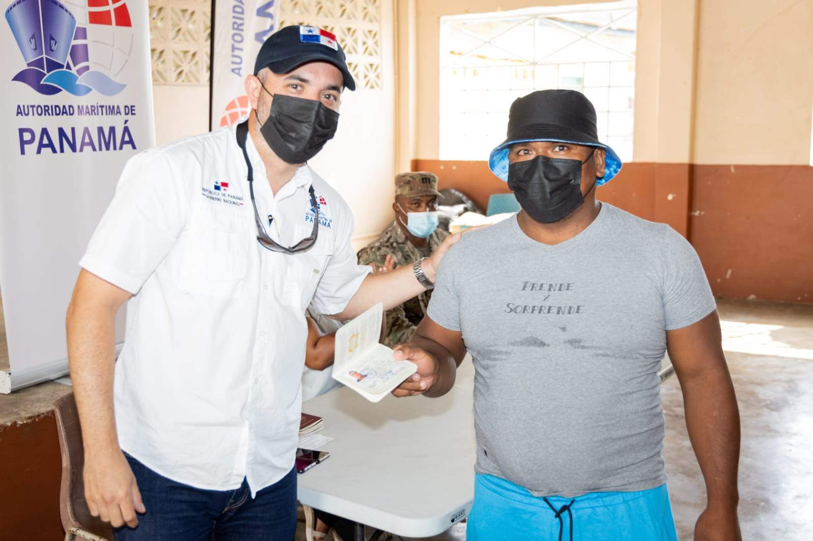 Pescadores de Taboga reciben sus licencias de marinos