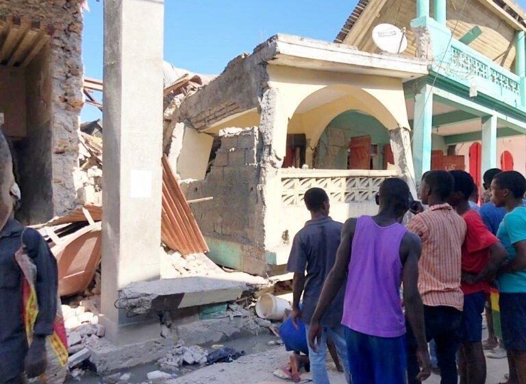  Aumentan a 304 los fallecidos tras sismo de magnitud 7,2 en Haití