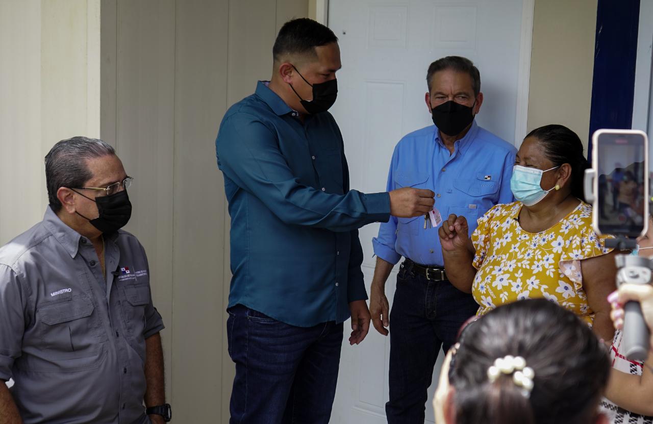 Presidente Cortizo Cohen entrega viviendas  en regiones de Veraguas