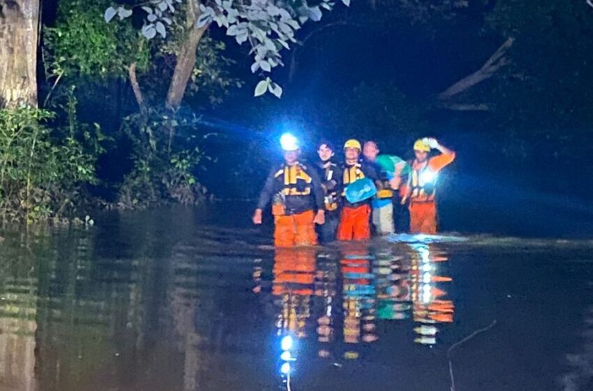  Rescatan a padre e hijo atrapados en Río Chico de Natá