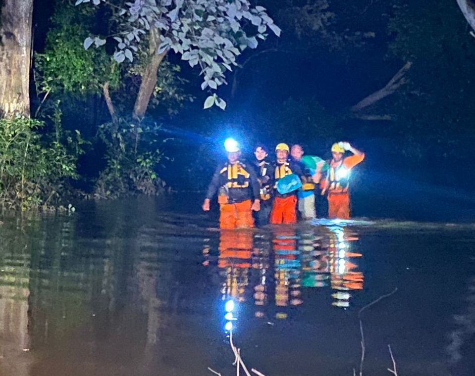 Rescatan a padre e hijo atrapados en Río Chico de Natá