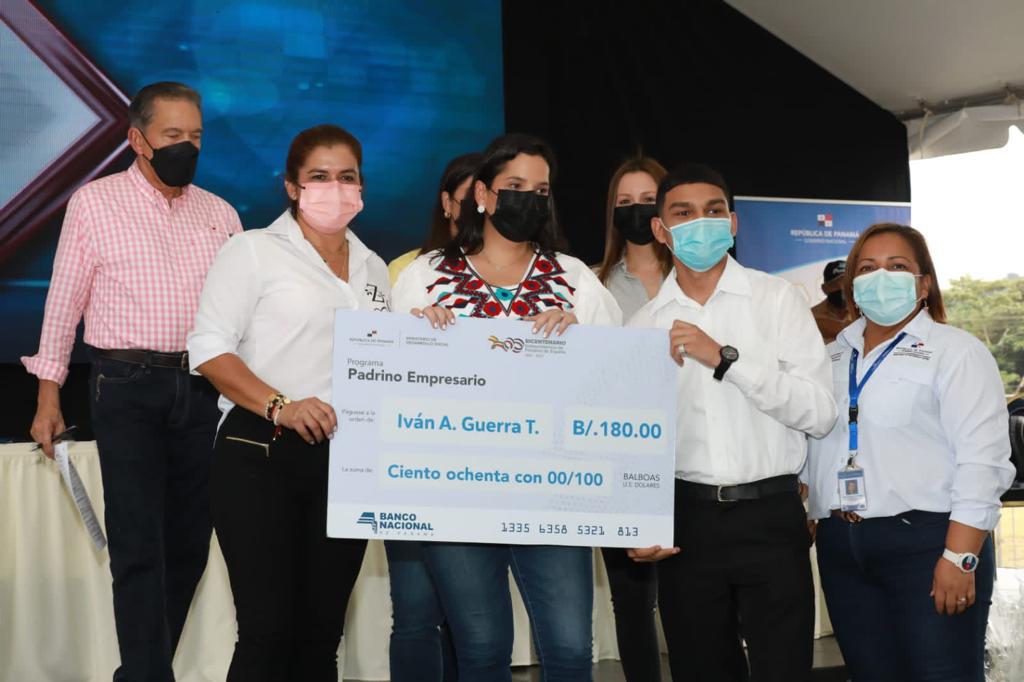 Mides entrega becas laborales mediante el programa Padrino Empresario