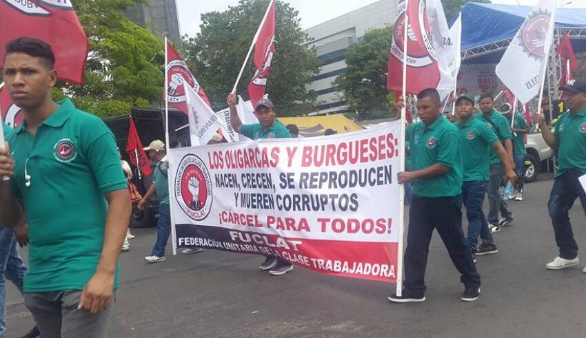  Trabajadores protestan por mesa de diálogo de la Caja del Seguro Social