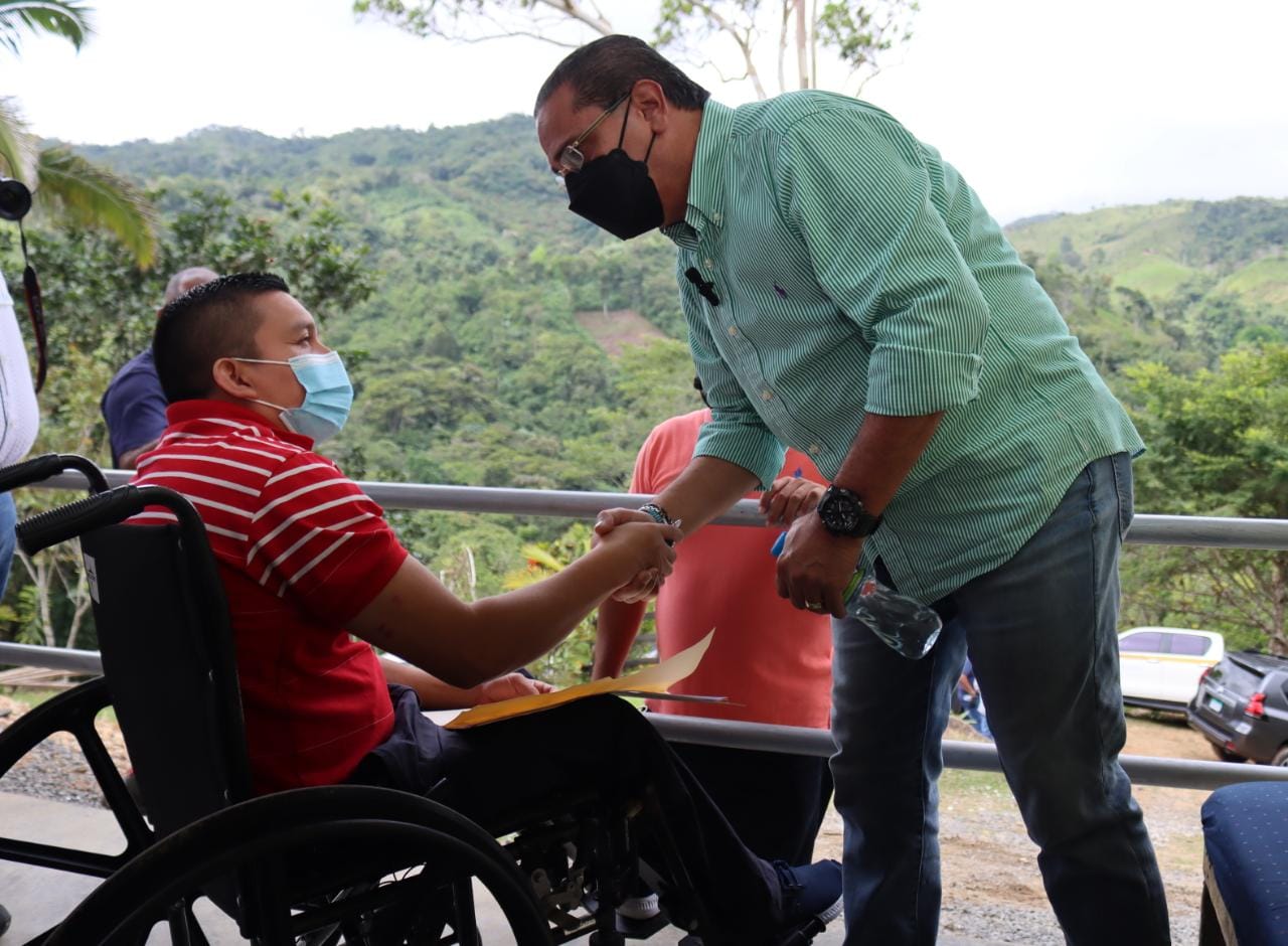 Entregan Plan Progreso en El Cacao de Capira a adulto en silla de ruedas