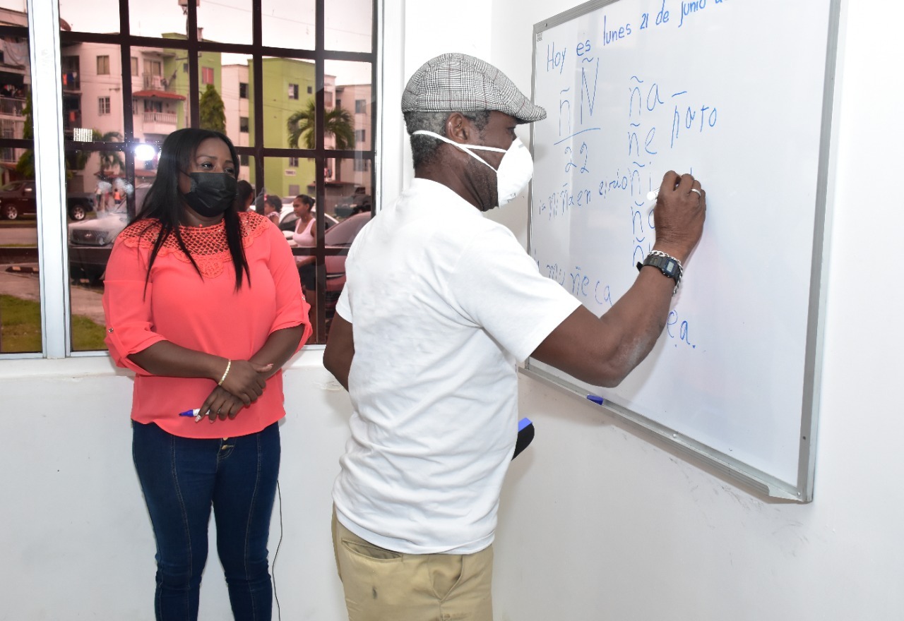 Maestra voluntaria enseña a leer en Curundú, Mides impulsa proyecto