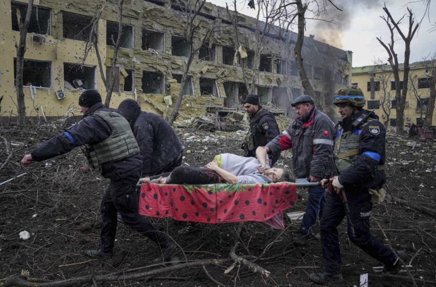  Mujer embarazada y bebé mueren tras bombardeo ruso a Mariupol