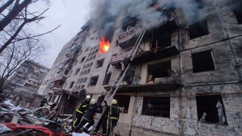  Rusia bombardea un complejo residencial en Kiev