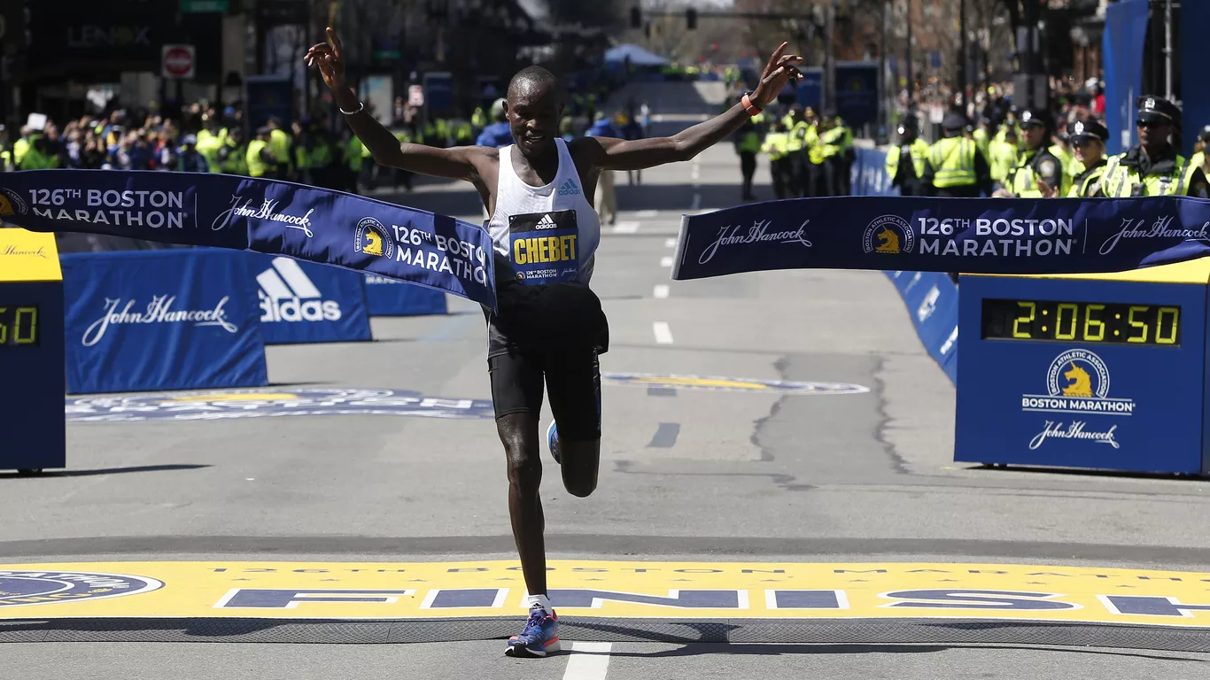 Evans Chebet y Peres Jepchirchir de Kenia ganan el maratón de Boston