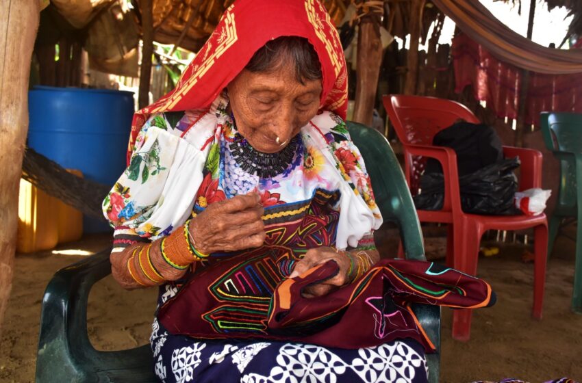  Abuela costurera diseña molas a sus 88 años