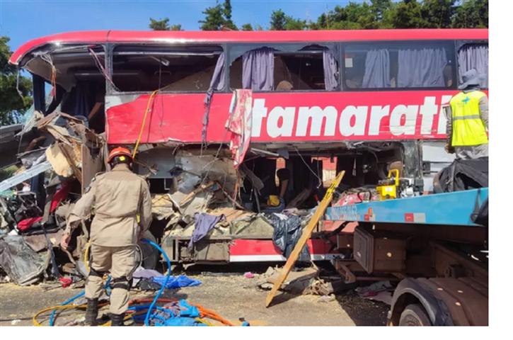 11 muertos al colisionar un camión con autobús en Brasil