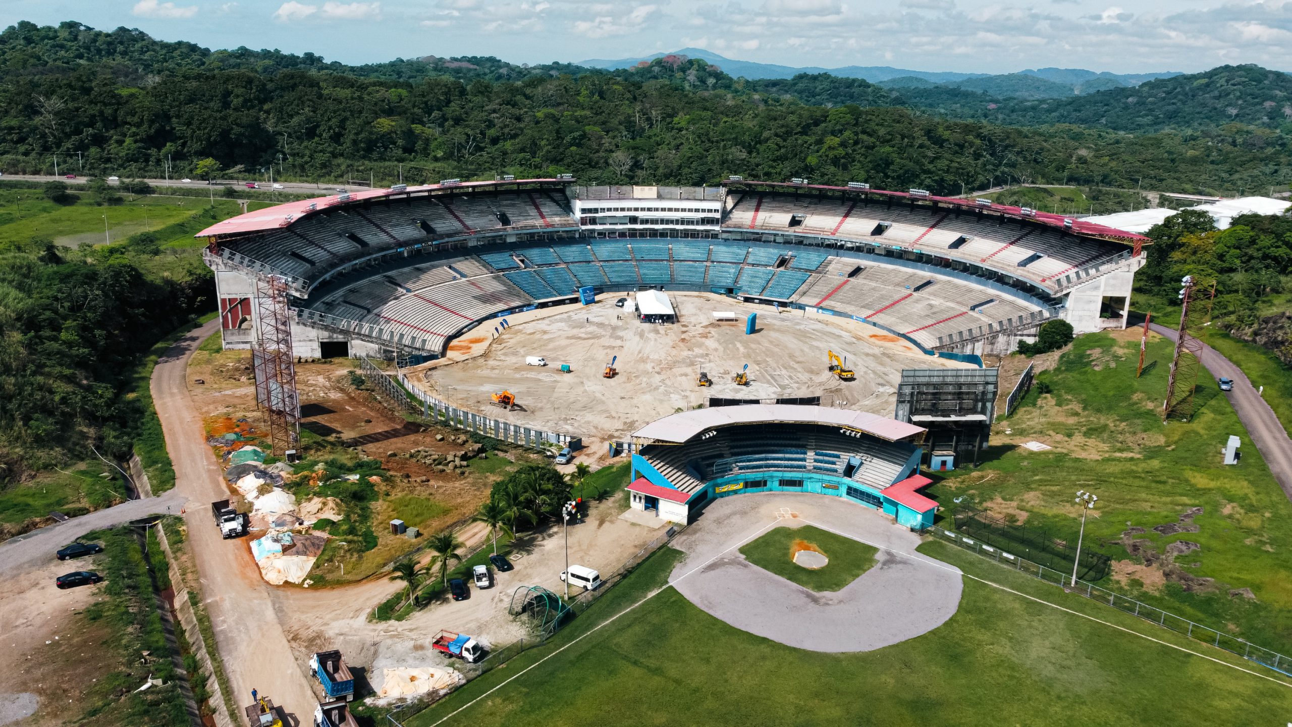 Presidente Cortizo entrega orden de proceder para remodelar el estadio Rod Carew