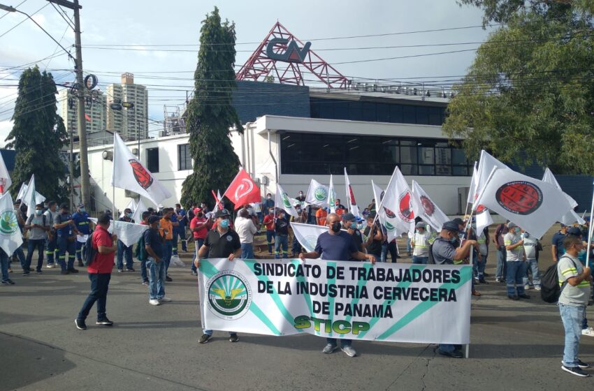  Trabajadores de la Cervecera de Panamá protestan