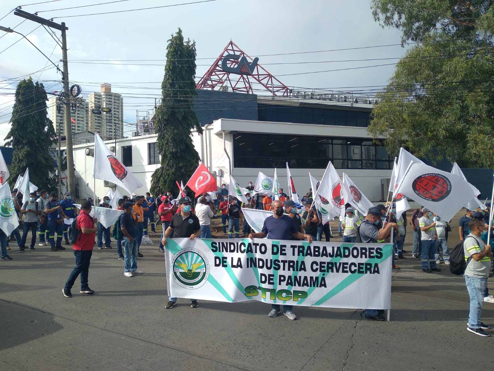 Trabajadores de la Cervecera de Panamá protestan