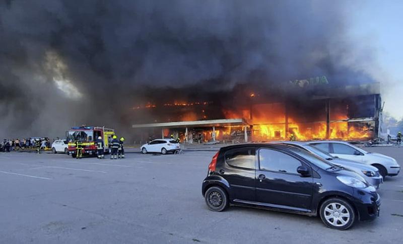  Misil ruso impacta en centro comercial de Ucrania, 13 muertos y 40 heridos