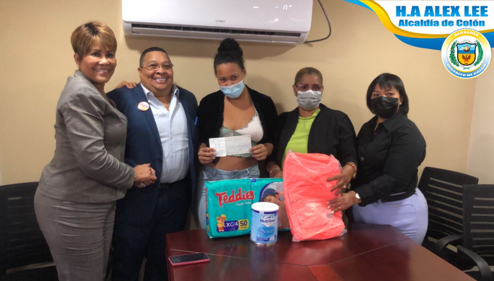 Familias damnificadas en Colón reciben bonos