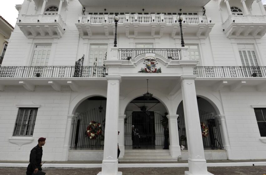 El león está enfermo. El león está herido