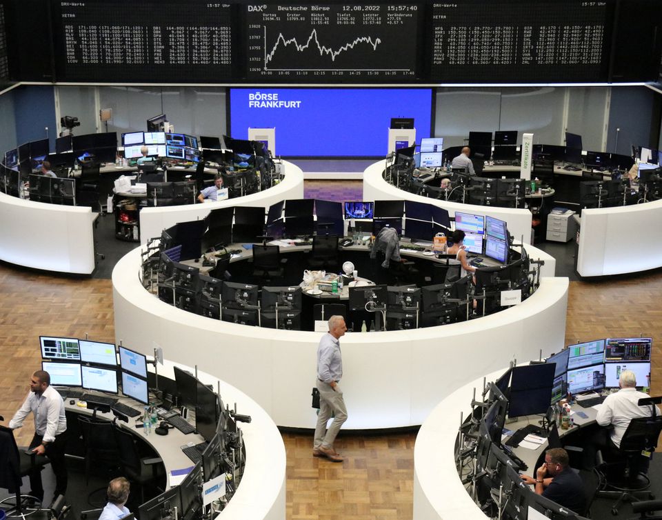 Las bolsas de valores hacen pausa, mientras China golpea al petróleo y al cobre