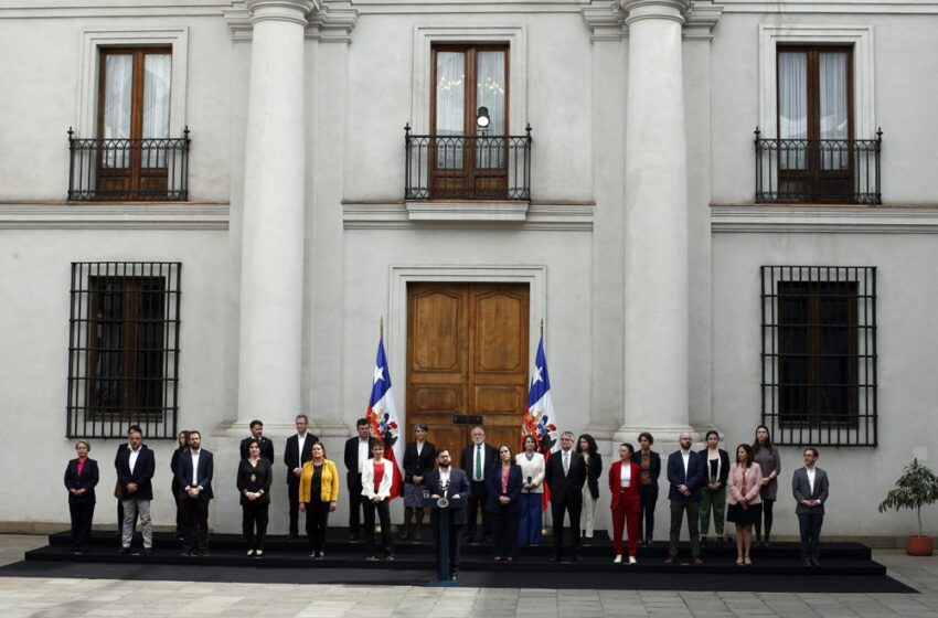  Presidente Gabriel Boric cambia gabinete, chilenos rechazan nueva constitución