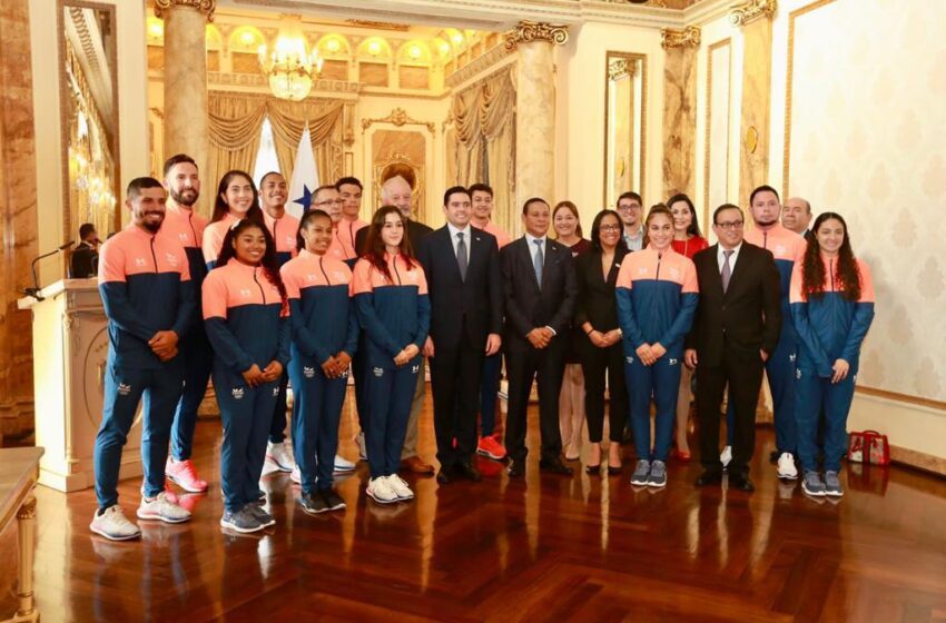  Vicepresidente Carrizo entrega el Pabellón Nacional a los atletas