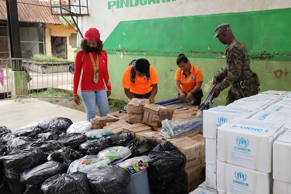 Mingob y Acnur entregan donaciones a refugiados en Darien