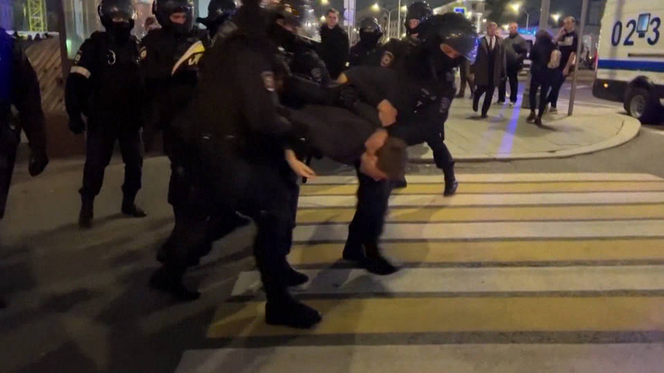 Denuncian Rusia obliga a manifestantes para ir a la guerra en Ucrania