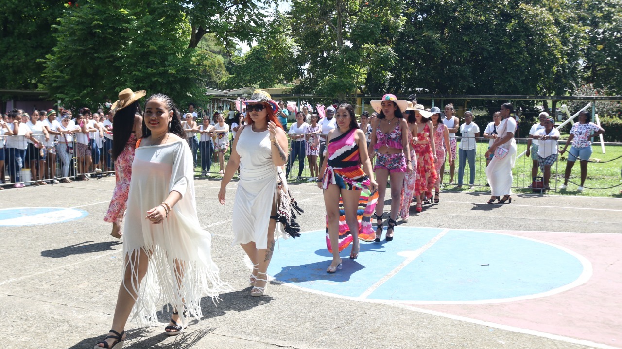 Colección de verano engalanan desfile de modas en Cefere