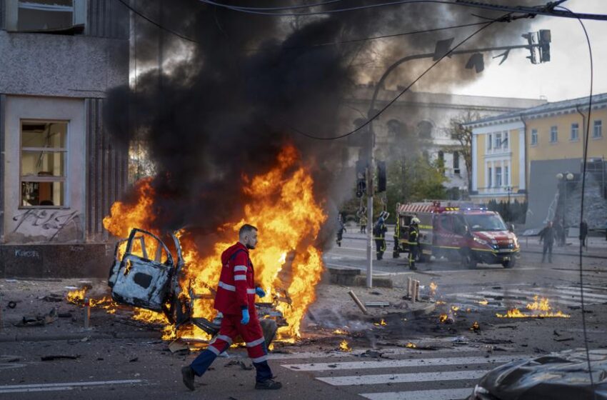  Bombardeos rusos masivos sacuden pueblos de Ucrania