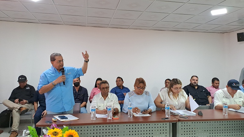  Ministro Paredes participa en mesa de diálogo ante soluciones habitacionales