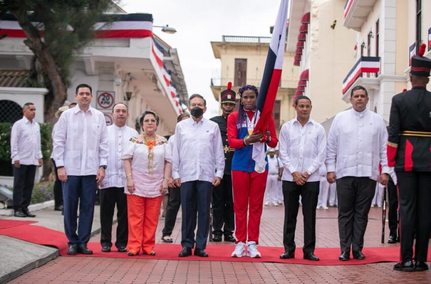  Rinden Honor a la Patria en Panamá, fortalecen la identidad nacional