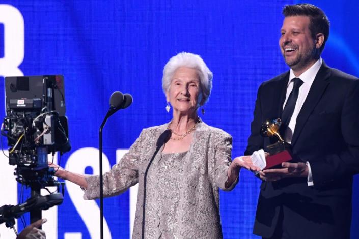  Cantante de 95 años se lleva el Grammy Latino a artista revelación