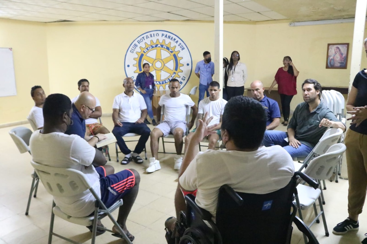 Bibliotecas para la cárcel La Nueva Joya, privados de liberad leen libros