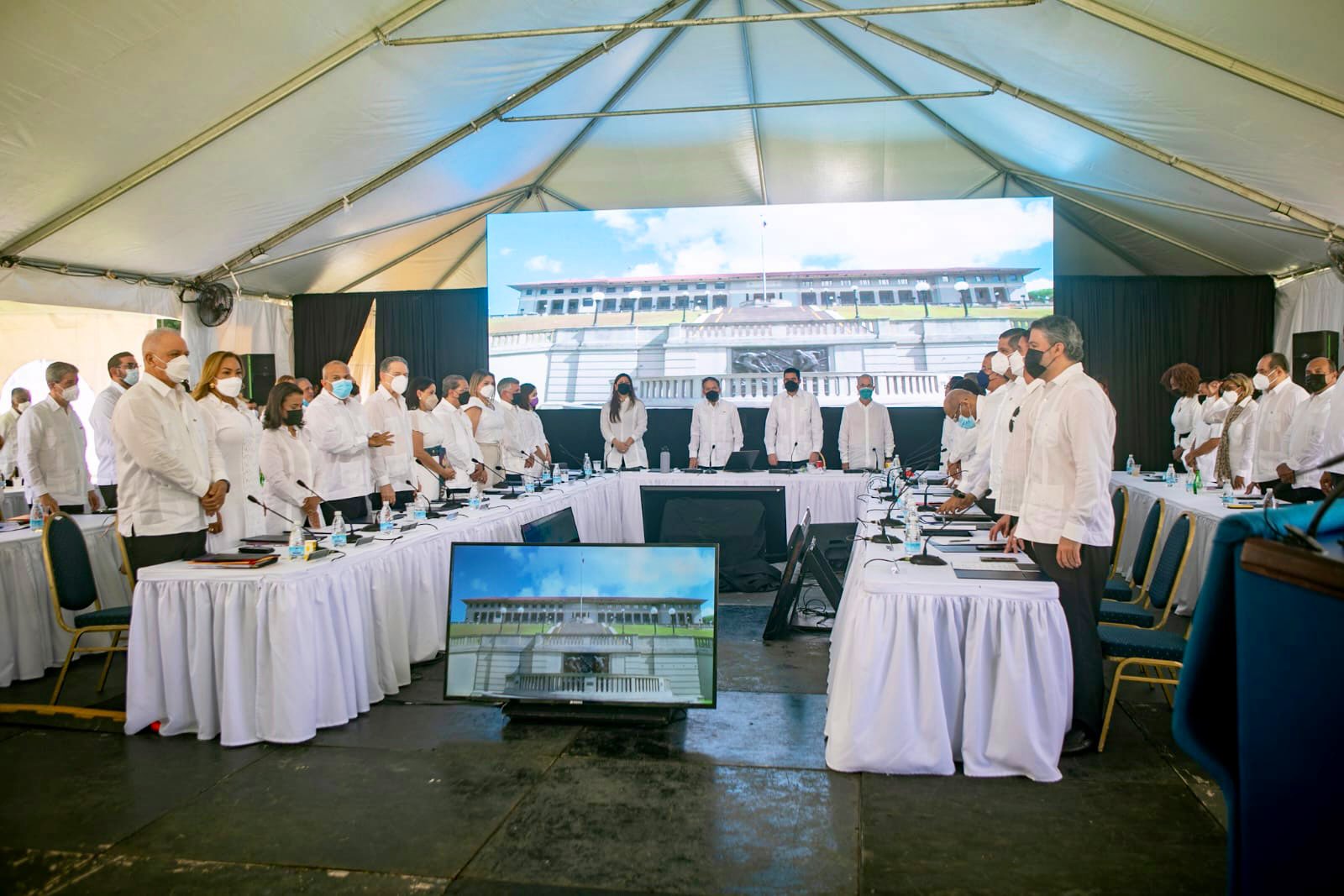 Presidente aprueba medidas para resolver desabastecimiento de medicamentos