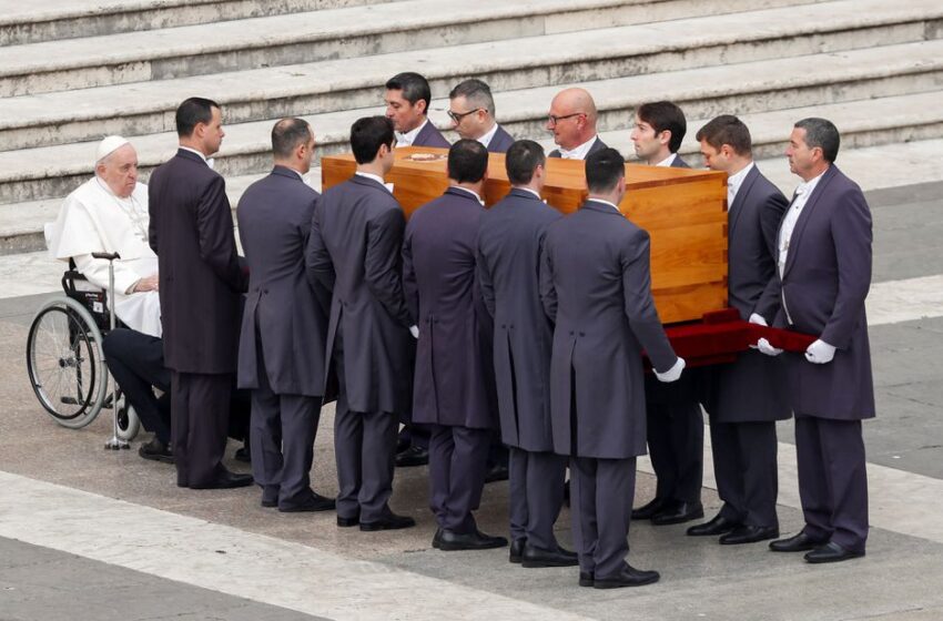  Exigen la santidad de Benedicto mientras el Papa Francisco dirige el funeral